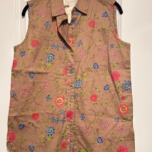 Sleeveless Floral Button-Down Top in Tan